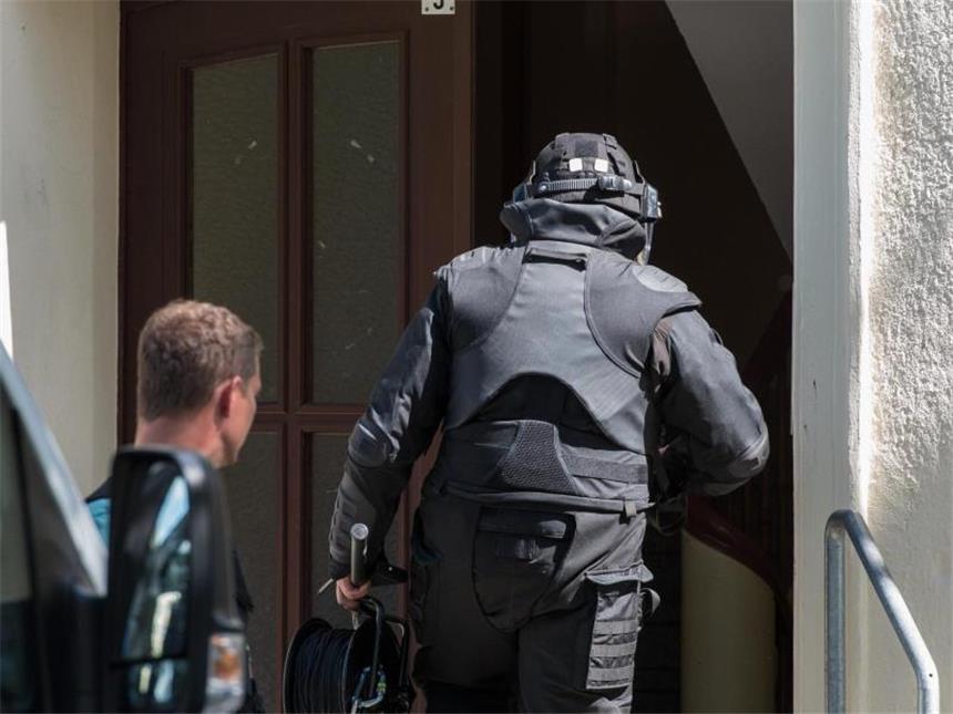 Polizei: Mann aus Eisenhüttenstadt ist IS-Sympathisant Die Polizei durchsuchte die Wohnung mit Sprengstoffhunden. Foto: Patrick Pleul