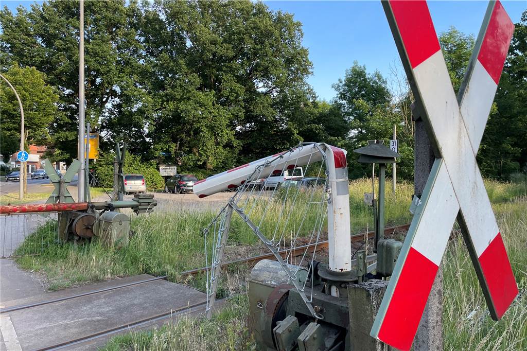 Halbschranke am Bahnübergang zerstört - Zug muss hupen (mit Video) Die zerstörteHalbschranke