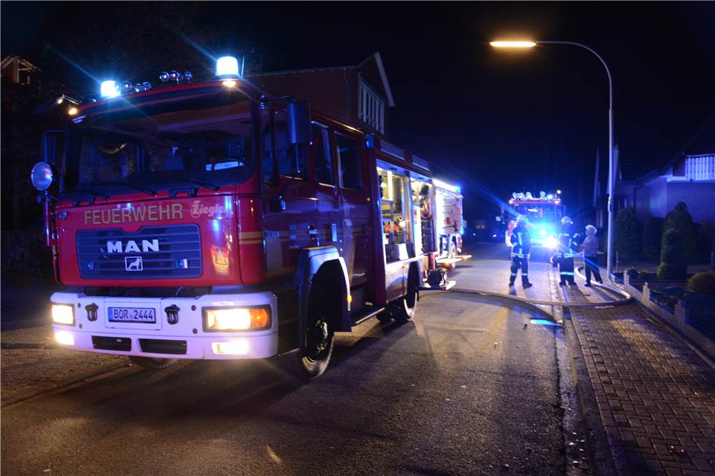 Polizei ermittelt nach Feuer auf zwei Schulhöfen gegen zwei Jugendliche Die Polizei ermittelt nach den Feuern auf den Schulhöfen der Herta-Lebenstein-Realschule und der St.-Anna-Realschule gegen zwei Jugendliche.