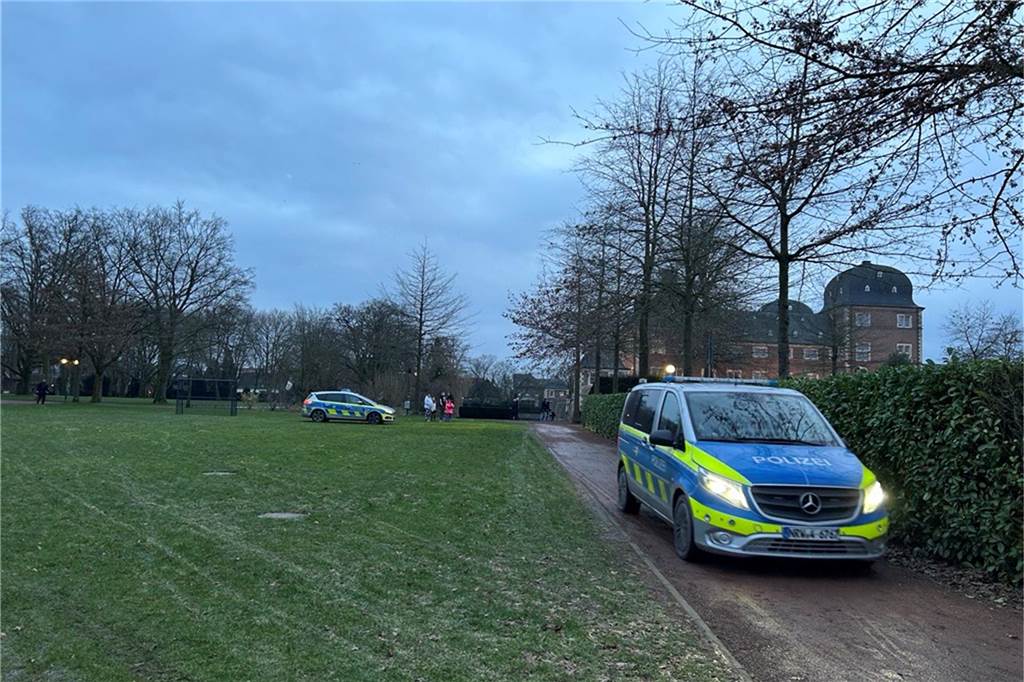 Mit der Jugendbande ist die Angst wieder da: Gewaltopfer schockiert Streifenwagen der Polizei im Schlossgarten