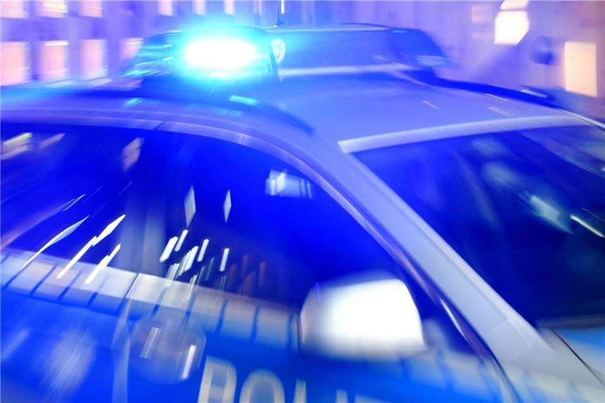Bewaffnete Räuber lassen Bewohner gefesselt im Schlafzimmer zurück Die Polizei fahndet nach einen brutalen Überfall nach drei Tätern. (Symbolbild)