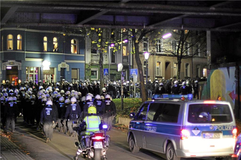 Kampfmaschinen gegen Asoziale? Polizei wirft Fußballfans Abblocken von Dialog vor Die Polizei führt Hunderte Schalker Fans durch die Innenstadt zum Dortmunder Hauptbahnhof.