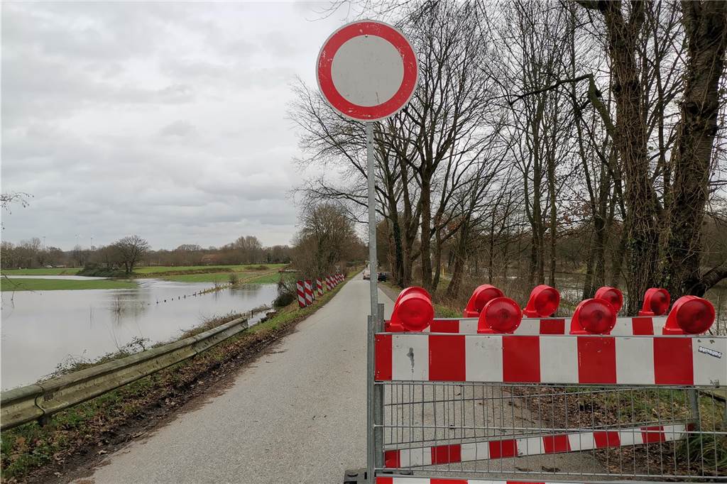 Eine Sperrung ist „geschäftsschädigend“ für das Naroda Forellenzentrum Die Polizei gab die Anweisung, die Straße "Im Aap" voll zu sperren. Doch da noch Kunden auf dem Gelände vom Naroda Forellenzentrum waren, wurde vom Kontrolleur eine Seite offen gelassen, damit diese herausfahren können.