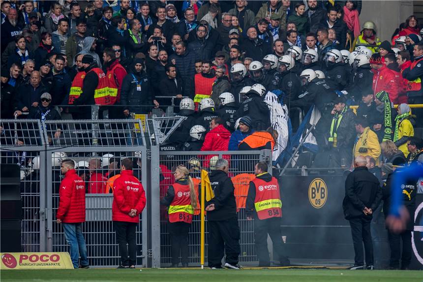 Erst die Hälfte der Verdächtigen vom BVB-Skandalspiel ist der Polizei bekannt Die Polizei griff ein, um ein Banner aus dem Gästeblock zu entfernen, die Hertha-Fans aus Berlin leisteten Gegenwehr.