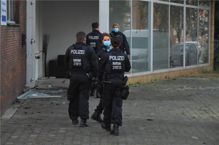 Nach Mordfällen: Polizei in NRW rückt mit gepanzertem Fahrzeugen gegen Hells Angels aus Die Polizei hat bei einer Razzia gegen die Hells Angels in NRW mindestens 20 Gebäude durchsucht.