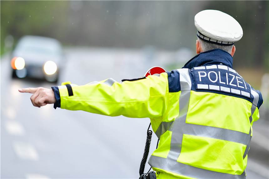 Nach den Ferien: 554 Autofahrer waren vor Schulen zu schnell unterwegs Die Polizei hat bin den zwei Wochen nach den Ferien vor den Schulen schon wieder viel zu tun. Mit Rasern, aber auch mit falsch parkenden Eltern.