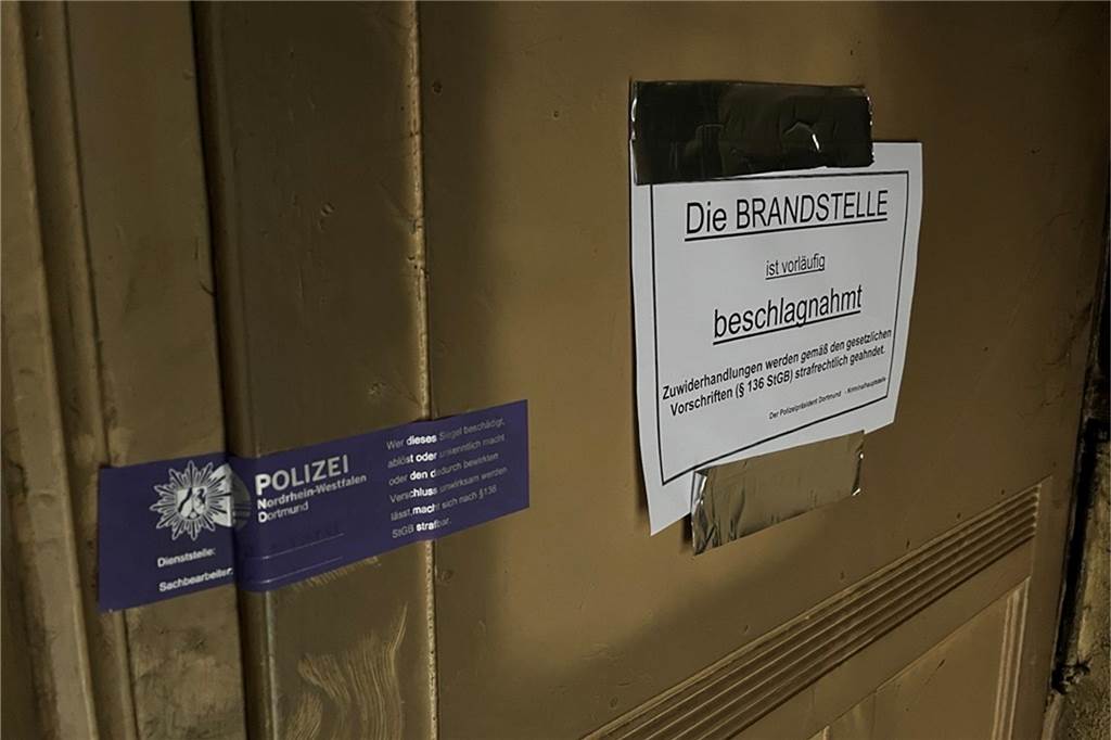 „Ich mach die Tür auf, überall Schwarz“: Anwohnerin erzählt von Kellerbrand Die Polizei hat den Keller, in dem es gebrannt hat, beschlagnahmt. Nur Fachpersonal darf ihn betreten.