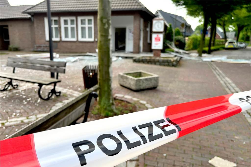 Geldautomat gesprengt: Familie wird bei Explosion in Ammeloe nicht verletzt Massive Schäden haben die beiden Sprengungen an der Filiale der Sparkasse Westmünsterland in Ammeloe hinterlassen. Ob die Täter erfolgreich waren und Beute gemacht haben oder ob die Sicherheitseinrichtungen der Geldautomaten Stand hielten, sagt die Bank am Freitag nicht
