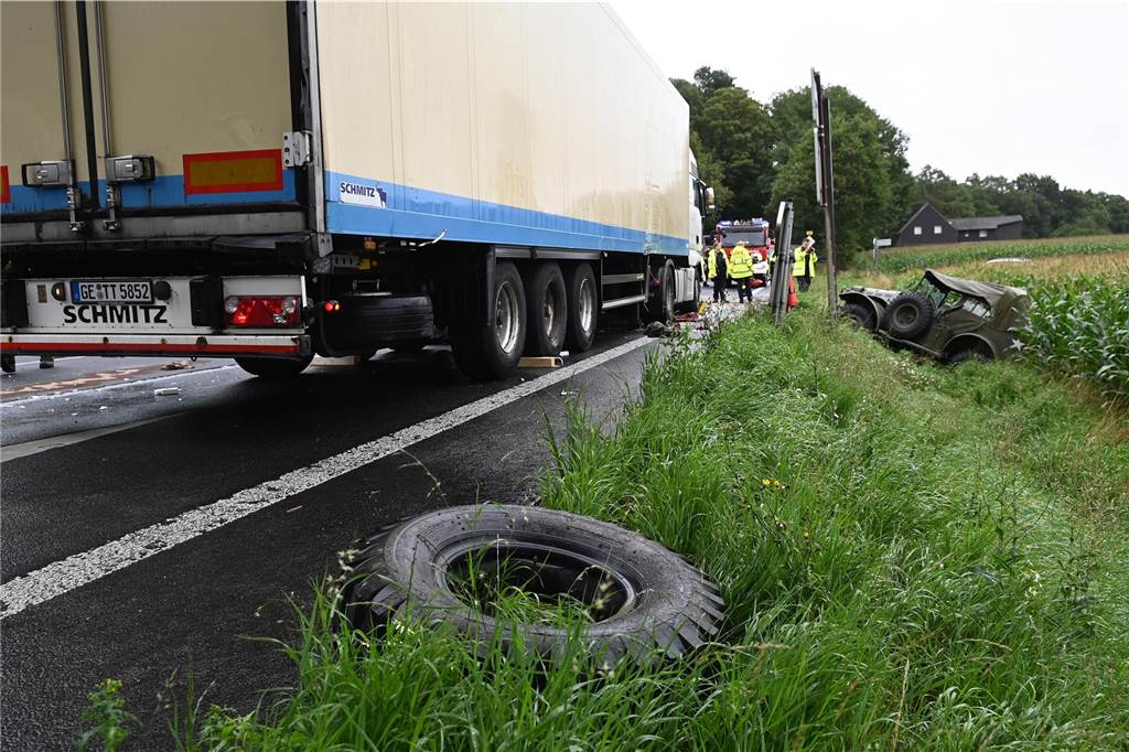 Unfall mit zwei Schwerverletzten: Fahndung nach weißem Kleinbus Die Polizei hat die Unfallstelle komplett gesperrt.