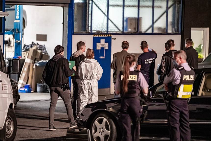 Nach mutmaßlichem Überfall: Polizei findet Toten in Autowerkstatt Die Polizei hat einen Mann in Breckerfeld tot in seiner Werkstatt gefunden.