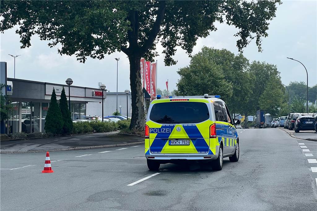 Die Polizei hat gerade jemanden aus dem Verkehr gezogen, der die Polizeisperre missachtete: 20 Euro Verwarngeld kostet das den Autofahrer. Es ist noch immer stellenweise gesperrt in Dorstfeld um 10.40 Uhr.