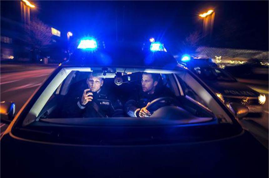 Junger Raser (20) baut Unfall nach Verfolgungsjagd in Dorsten Die Polizei hat in der Nacht zu Montag einen Autofahrer verfolgt, der zu schnell unterwegs war. Die Fahrt endete schließlich mit einem Unfall.