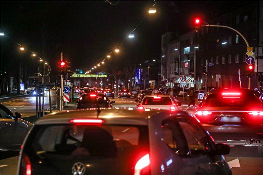 Nächtliches Hupkonzert auf dem Wall - Polizei kontrolliert 100 Personen Die Polizei hat jede Menge Autofahrer kontrolliert, die nachts auf dem Wall für Lärmbelästigungen gesorgt haben sollen.
