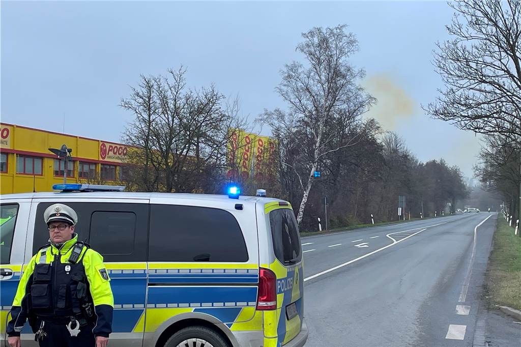 Gefahrgut-Unfall: Salpetersäure wabert über Bergkamener Gewerbegebiet Die Polizei hatte den Bereich weiträumig abgesperrt. Die Industriestraße war komplett gesperrt.