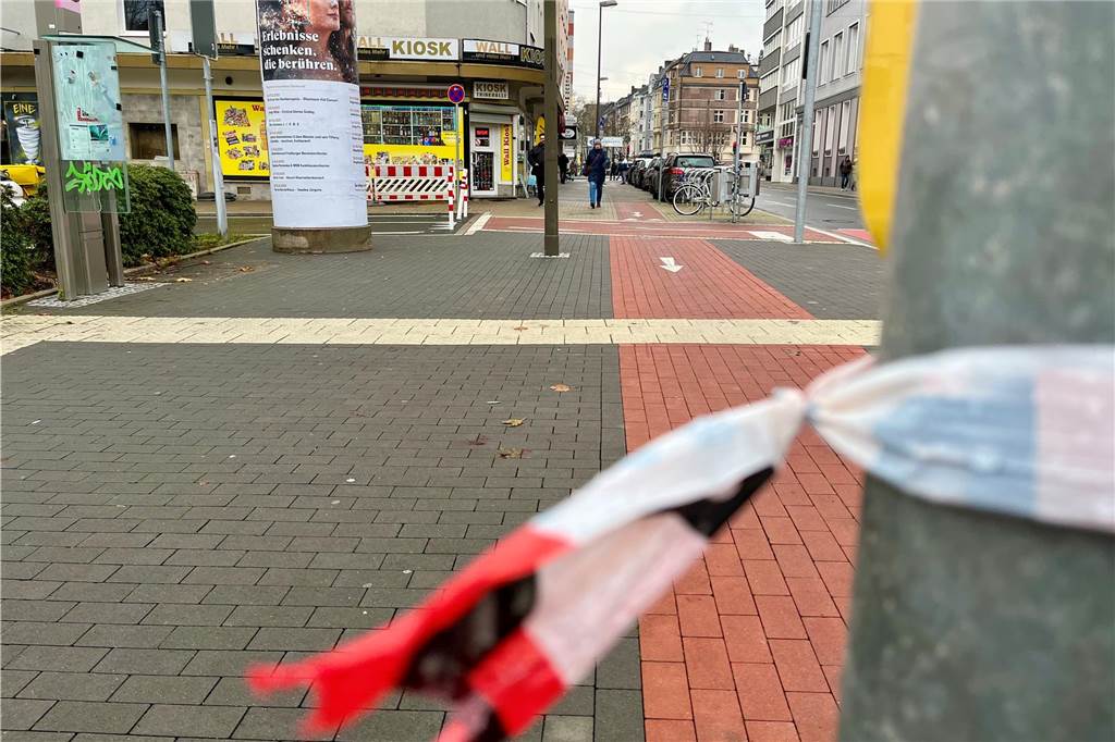 Tötungsdelikt am Wall: Anwohner Sahir (35) ist geschockt Die Polizei hatte den Tatort abgesperrt. Reste des Flatterbands sind am Mittwochmittag noch zu sehen.