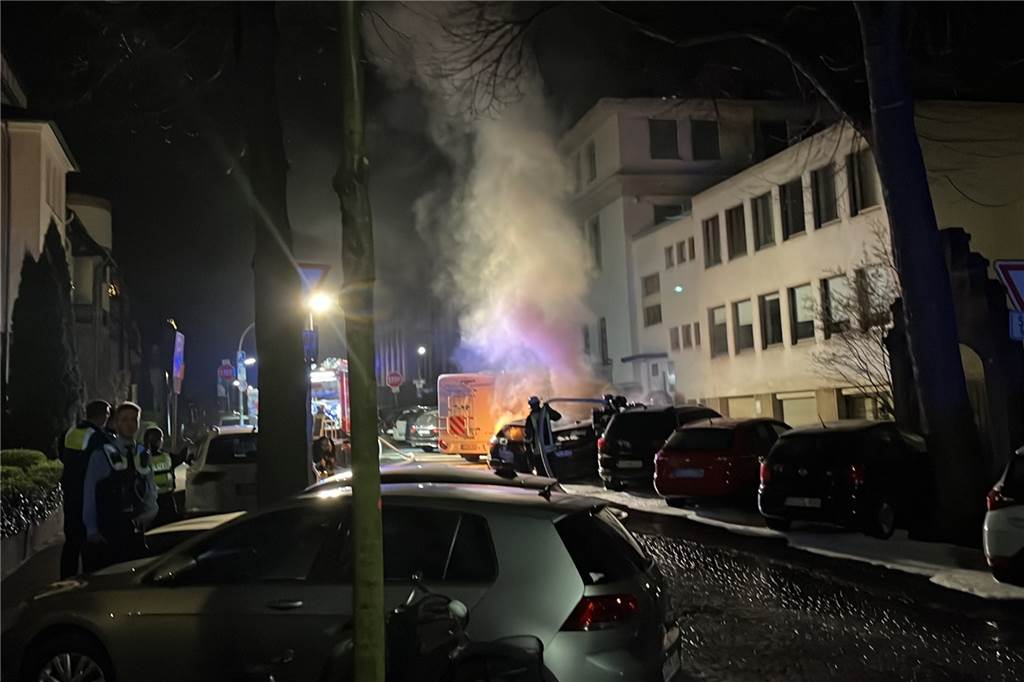 Autos in Flammen: Brandstiftung verursacht Schaden von 100.000 Euro Die Polizei hatte die Straße abgesperrt.