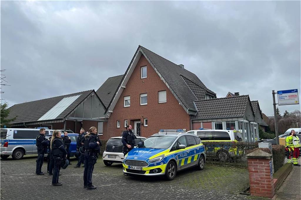 Polizei spricht von „Bedrohungslage“: Großer Polizeieinsatz an der Weseker Straße in Ramsdorf Großeinsatz der Polizei in Ramsdorf.