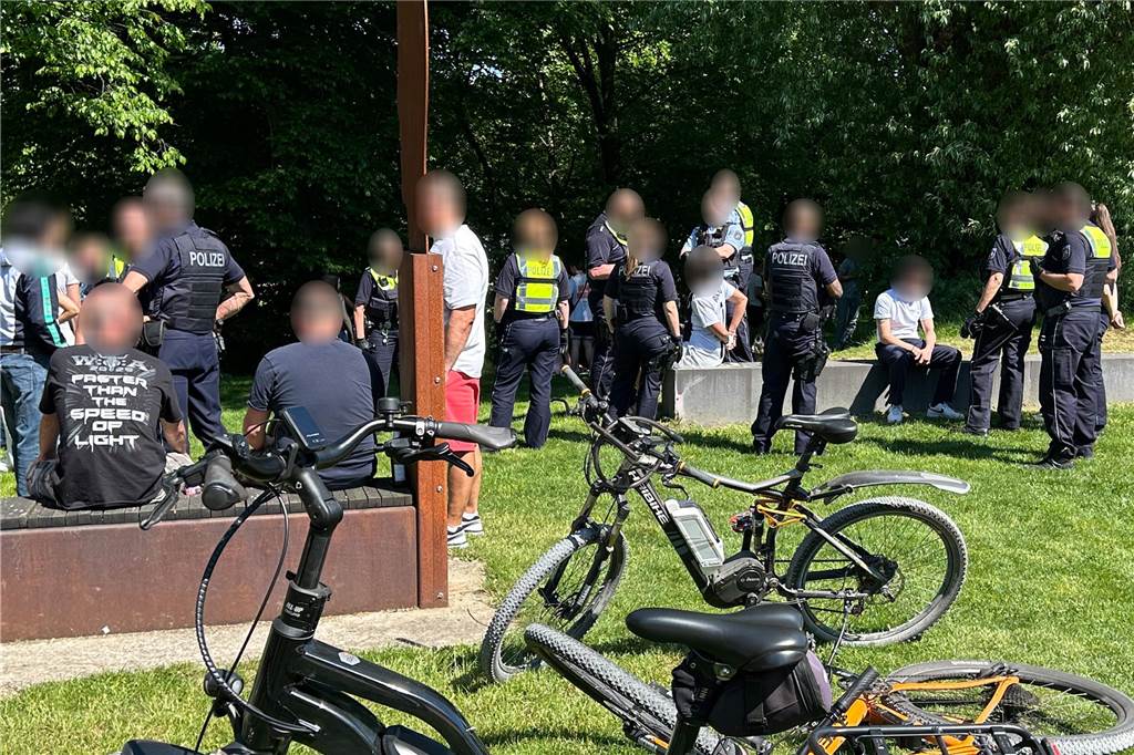 1. Mai: Mutmaßlicher Dealer sorgt für Aufsehen im Bürgerpark Die Polizei im Dialog mit den feiernden Menschen im Bürgerpark Maria Lindenhof