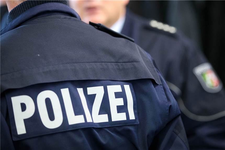 27-jähriger Randalierer verbringt die Nacht in Zelle auf Polizeiwache Die Polizei in Ahaus hat in der Nacht zu Sonntag einen 27-Jährigen in Gewahrsam genommen.