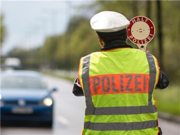 Die Polizei in mehreren deutschen Bundesländern beteiligte sich mit verschärften Tempokontrollen an einem europaweiten Blitzermarathon. Foto: Matthias Balk/Illustration