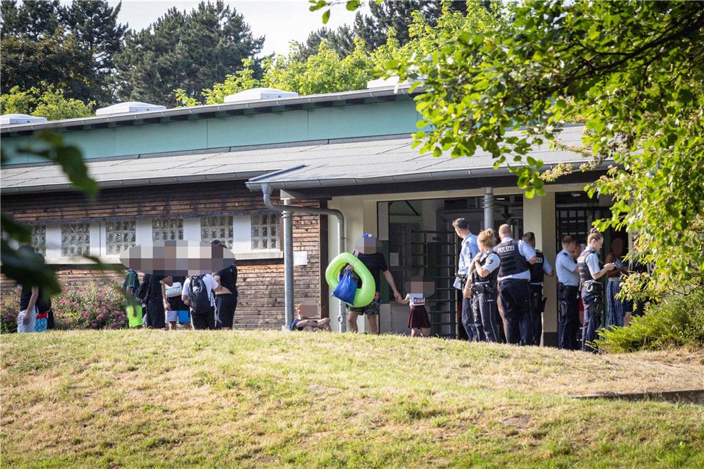 Ärger im Freibad Deusen: Anwohner werden sogar bedroht Die Polizei ist am Freibad in Deusen präsent, weil es Streit unter Badegästen gegeben haben soll.