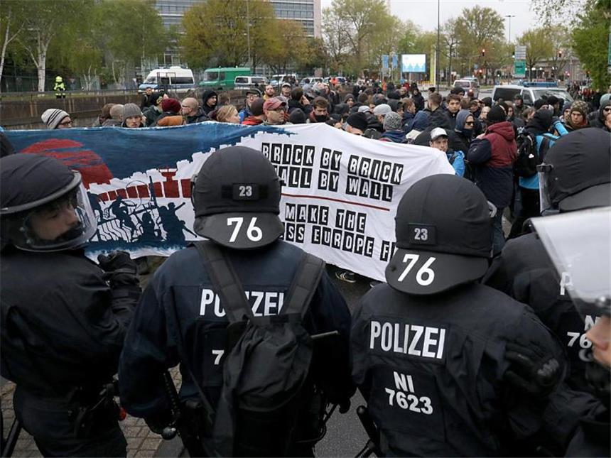 Niederlage für Petry auf AfD-Bundesparteitag Die Polizei ist mit 4000 Beamten im Einsatz.