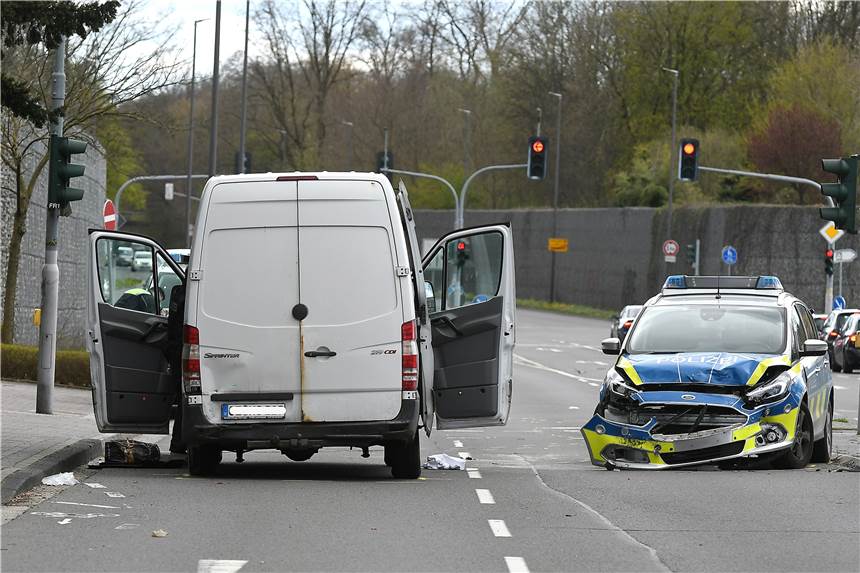 Nach wilder Verfolgungsjagd: Polizei gibt neue Details zum Täter bekannt Die Polizei jagte den weißen Transporter am Sonntag (10.4.) durch mehrere Städte.