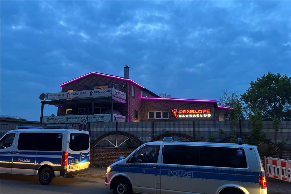 Auf dem Europaplatz in Castrop-Rauxel versammelte sich die Polizei für eine Razzia im Saunaclub Penelope und an fünf anderen Standorten in der Region.