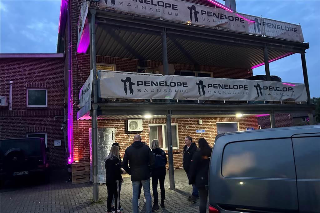 Die Polizei-Kolonne machte sich gegen 20.30 Uhr auf den Weg vom Europaplatz zum Westring. Dort versammelte man sich vor dem Saunaclub Penelope zum Zugriff.