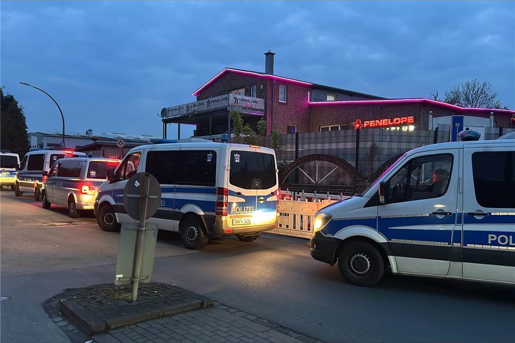 Die Polizei-Kolonne machte sich gegen 20.30 Uhr auf den Weg vom Europaplatz zum Westring. Dort versammelte man sich vor dem Saunaclub Penelope zum Zugriff.