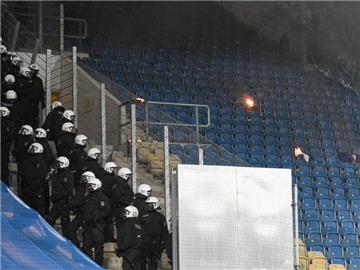 Die Polizei konnte wegen einer verschlossenen Tür zunächst nicht zur Tribüne gelangen. Foto: Axel Heimken