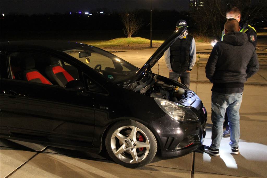 Ordnungskräfte gehen gegen Tuner- und Poser-Szene am Phoenix-See vor Die Polizei kontrolliert die getunten Fahrzeuge. Nicht bei allen gibt es etwas zu bemängeln.