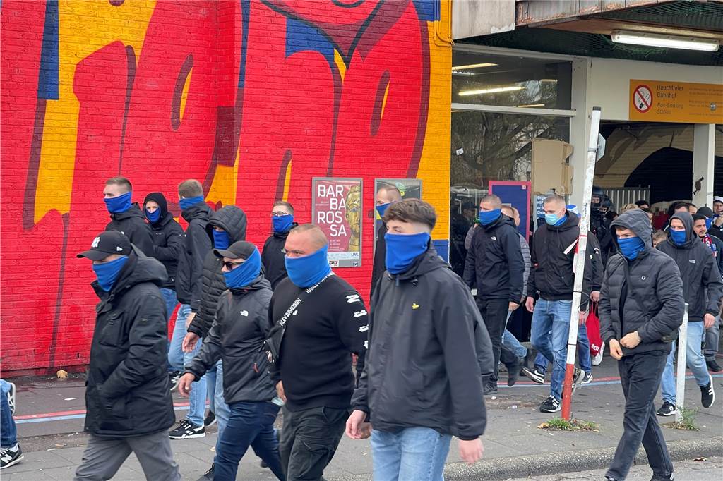 Erste Bilanz: Zwei Vorfälle mit „Problemfans“ nach Hochrisikospiel Die Polizei leitete vermummte Bochumer Ultras vom Nordausgang des Hauptbahnhofs zur Stadtbahn.
