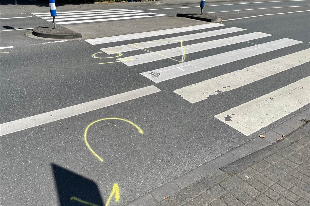 Die Polizei markierte die Unfallstelle, um den Hergang nachvollziehen zu können. 