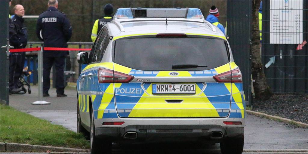 Nach Schiri-Attacke und Spielabbruch: Kreis gibt Wertung der Kreisliga-Partie bekannt Die Polizei musste am Donnerstag, 12. Mai, zum Sportplatz an der Massener Sonnenschule ausrücken. Dort ist ein Schiedsrichter von einem Zuschauer attackiert worden. Es folgte der Spielabbruch. Jetzt ist bekannt geworden, wie die Partie gewertet wird.