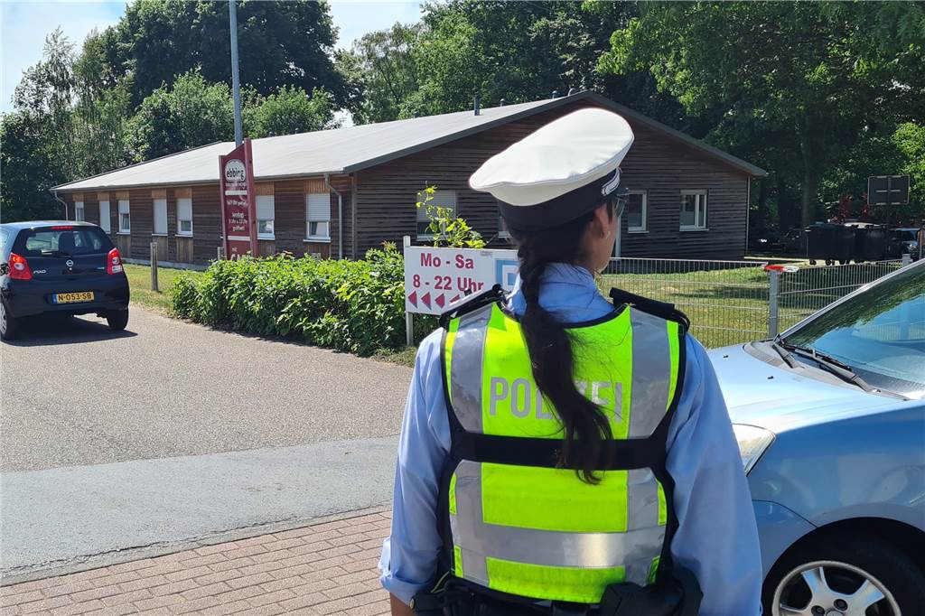 Mit Video: Tank-Chaos in Alstätte – Niederländer stürmen Zapfsäulen Die Polizei musste am Freitag (3. Juni) den Verkehr vor der K+K-Tankstelle lenken. Der Andrang der Niederländer war riesig.