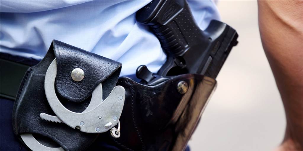 Die Polizei musste einschreiten, als es in Kamen vor einer Kneipe zur Randale kommt. Dabei werden Beamte angegriffen.