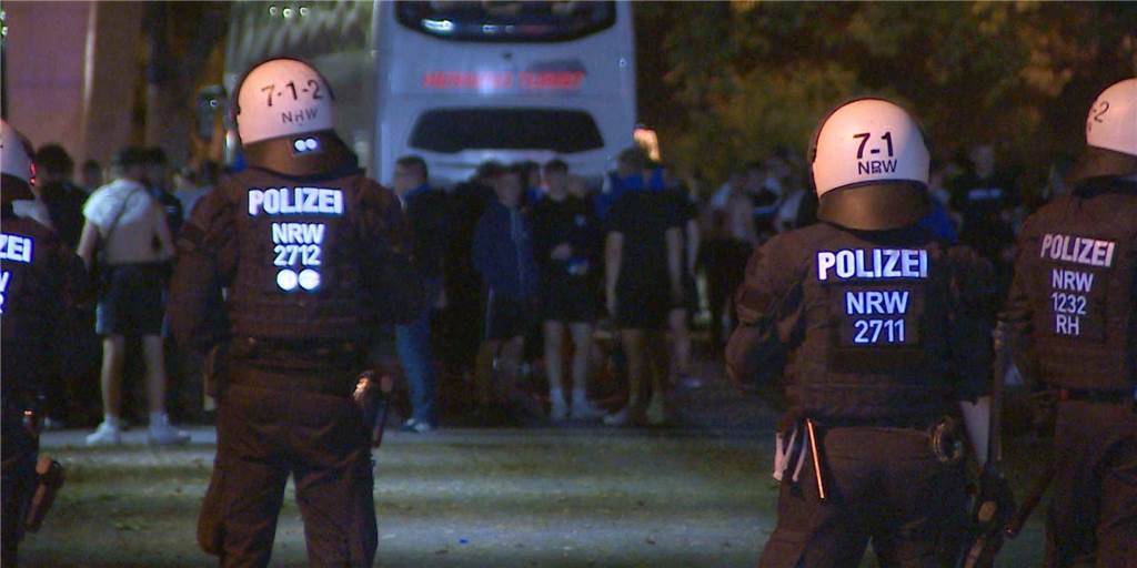 BVB-Ultras wollen Gäste-Fans angreifen - Polizei setzt Reizgas und Schlagstöcke ein Die Polizei musste nach dem BVB-Spiel verfeindete Fangruppen am Stadion trennen.