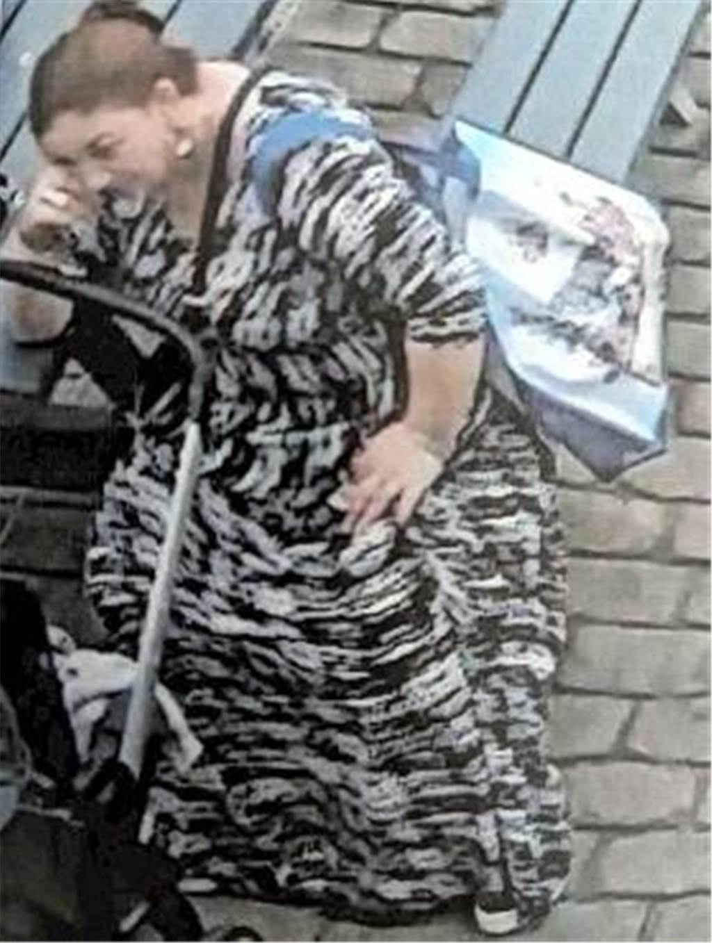 Polizei sucht mit Fotos: Frau erbeutet Geld im Movie Park Germany Die Polizei Recklinghausen sucht diese Frau wegen Betrugs.