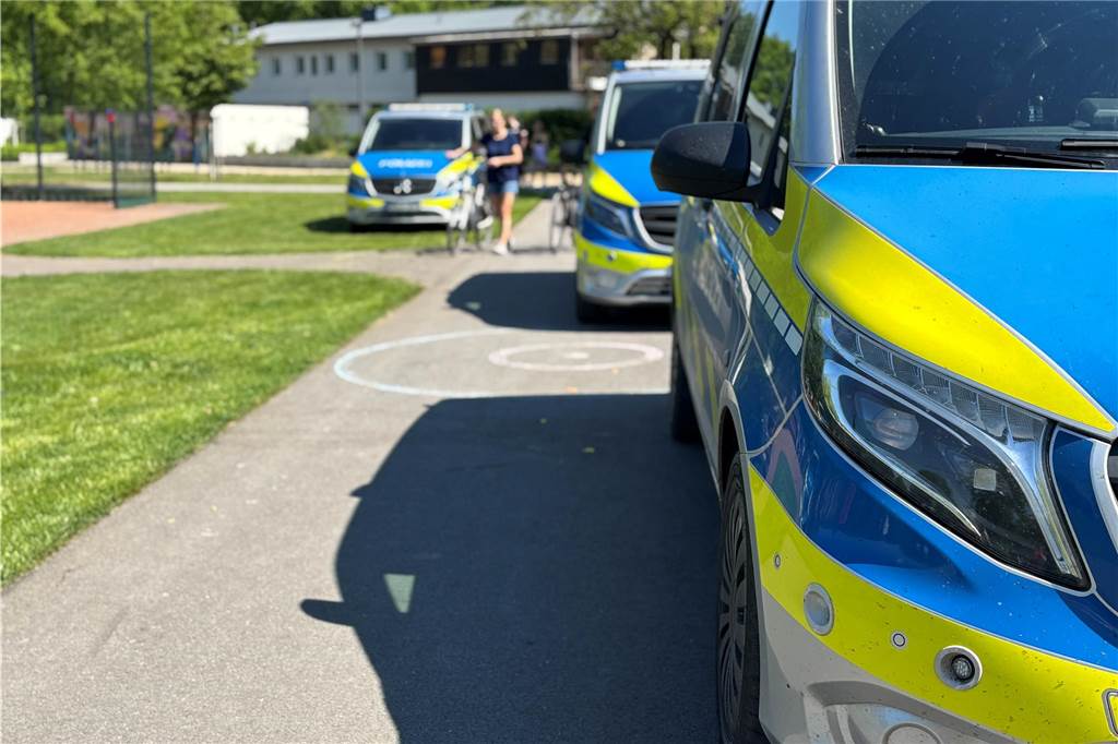 1. Mai: Mutmaßlicher Dealer sorgt für Aufsehen im Bürgerpark Mehrere Polizeifahrzeuge stehen im Bürgerpark Maria Lindenhof in Dorsten.