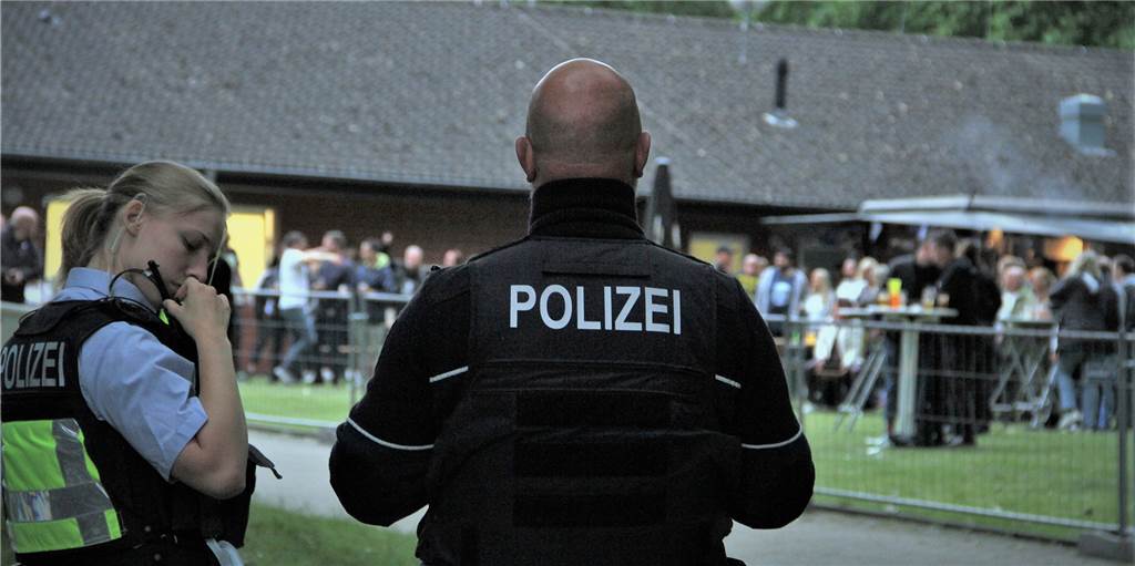 Eriner Beben: Ärger um LEG-Parkplatz in Castrop-Rauxel Die Polizei schaute am Vatertag beim Eriner Beben vorbei. Dort feierten am Abend rund 300 Festivalgäste an der Bühne mit der Band Gun-Fire.