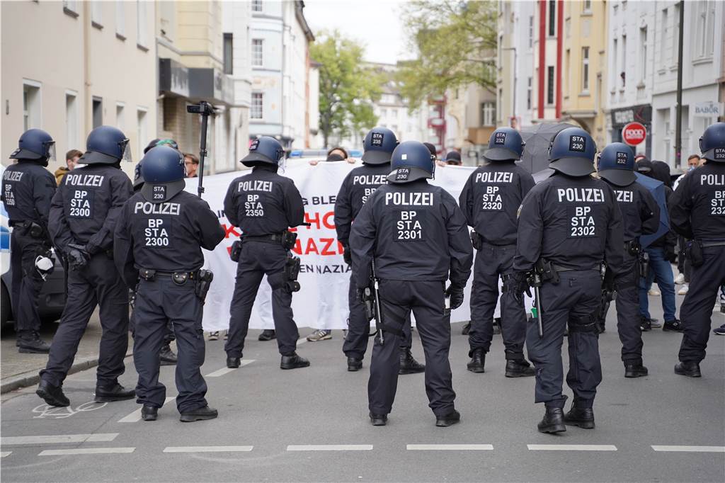 Neonazi-Demo in Dortmund: Rechte Parole beschäftigt Polizei weiter Die Polizei schirmte den antifaschistischen Gegenprotest systematisch ab – dabei gab es auch Verletzte auf beiden Seiten.