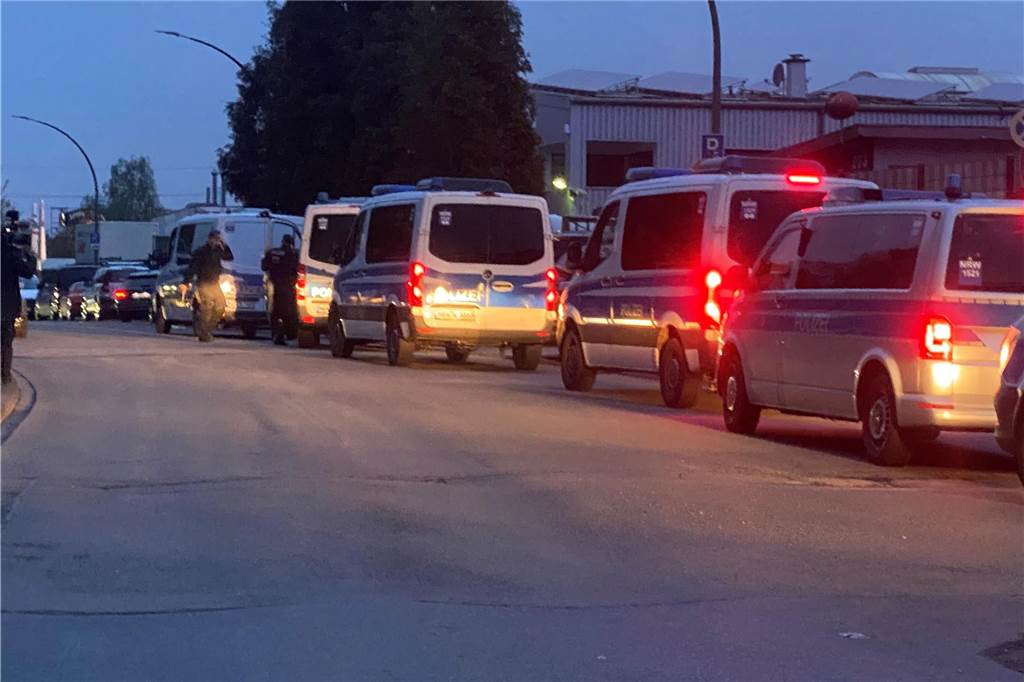 Bilder der Polizei-Razzia am Saunaclub: Massen-Festnahmen nach Massenschlägerei von Castrop-Rauxel