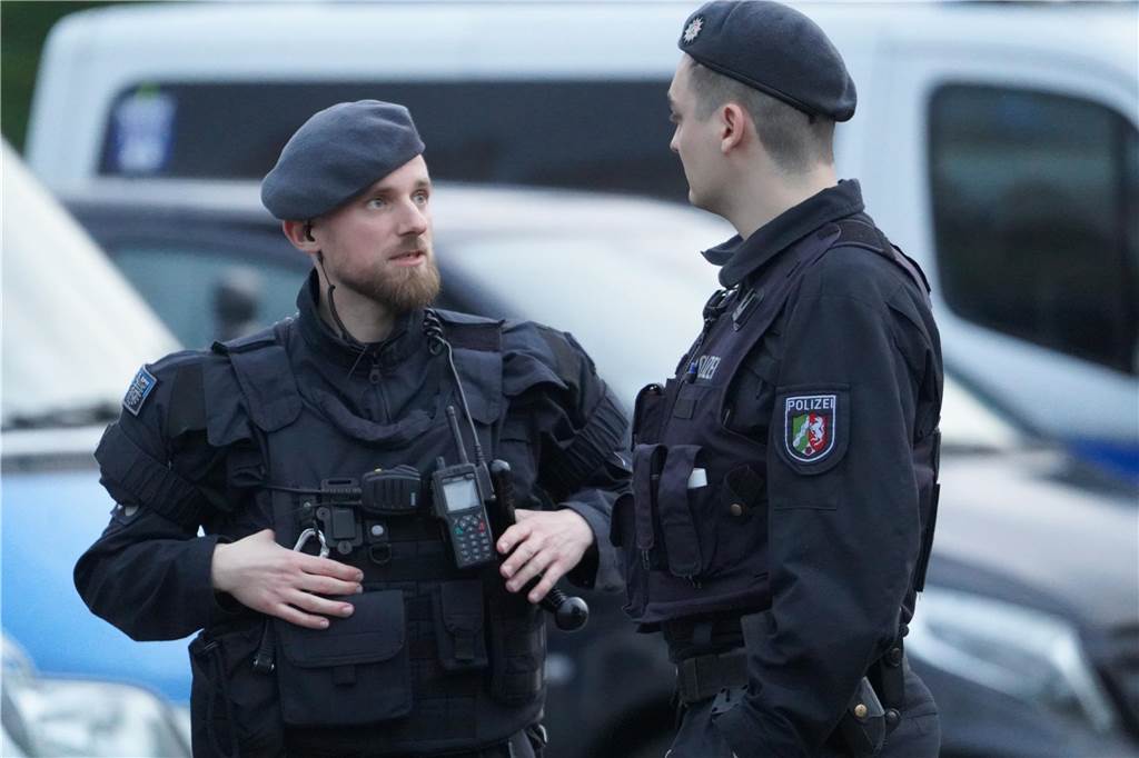 Bilder der Polizei-Razzia am Saunaclub: Massen-Festnahmen nach Massenschlägerei von Castrop-Rauxel