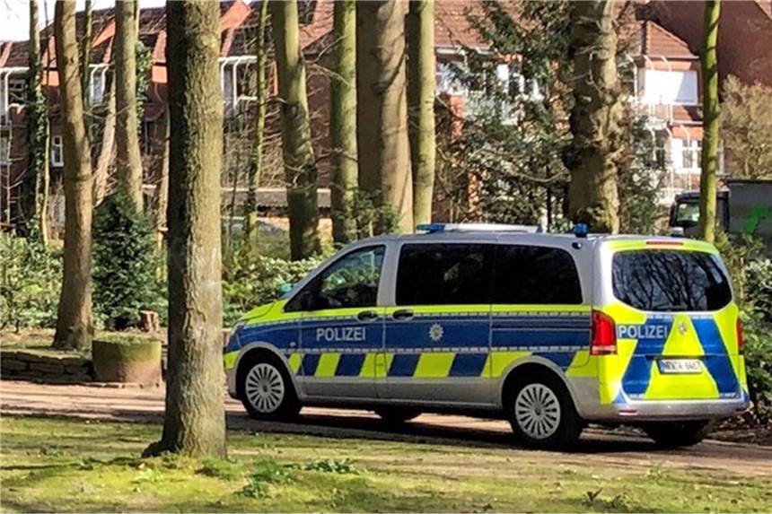 Polizei stoppt Kindergeburtstag und andere Verstöße gegen Corona-Kontaktsperre Die Polizei setzt das Kontaktverbot zur Eindämmung der Corona-Epidemie konsquent durch. Auch in Parks, wie hier im Schlossgarten Ahaus, wird regelmäßig kontrolliert.