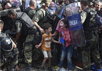 Die Polizei setzt in Mazedonien Gewalt gegen Flüchtlinge ein.