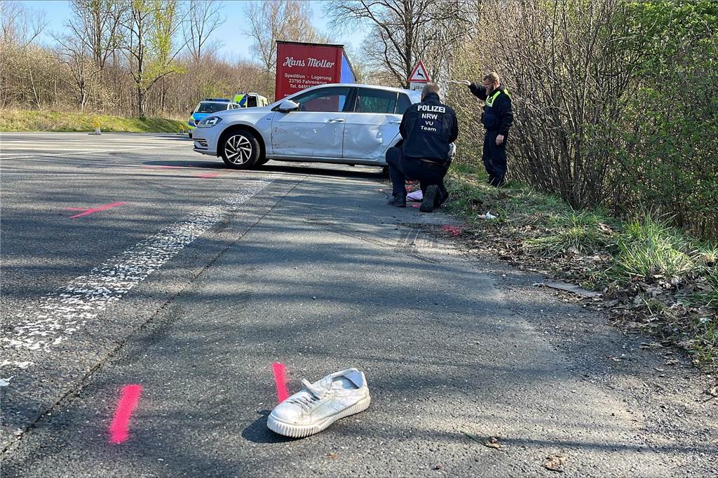 Schwerer Verkehrsunfall an der A2-Ausfahrt zur Gelsenkirchener Straße in Herten-Süd am 03.04.2025.