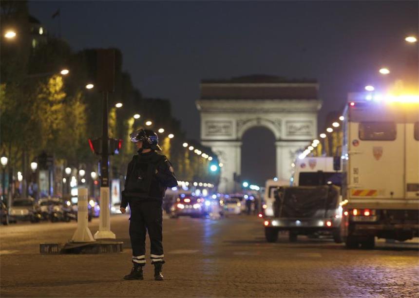 Polizist bei Schüssen in Paris getötet, zwei verletzt Die Polizei sichert die Champs-Élysées nach der Schießerei am Donnerstagabend.