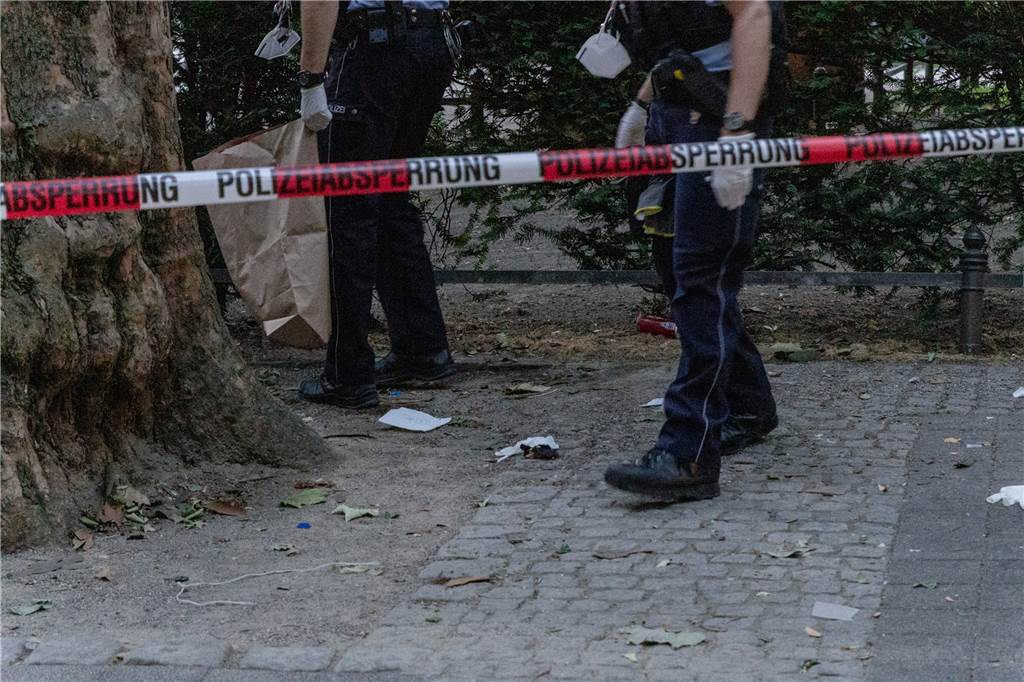 Streit eskaliert in Dortmund – Person durch Stichwaffe schwer verletzt Die Polizei sicherte Beweise und fahndete nach dem Täter - bisher (Stand: Dienstagmorgen) erfolglos.
