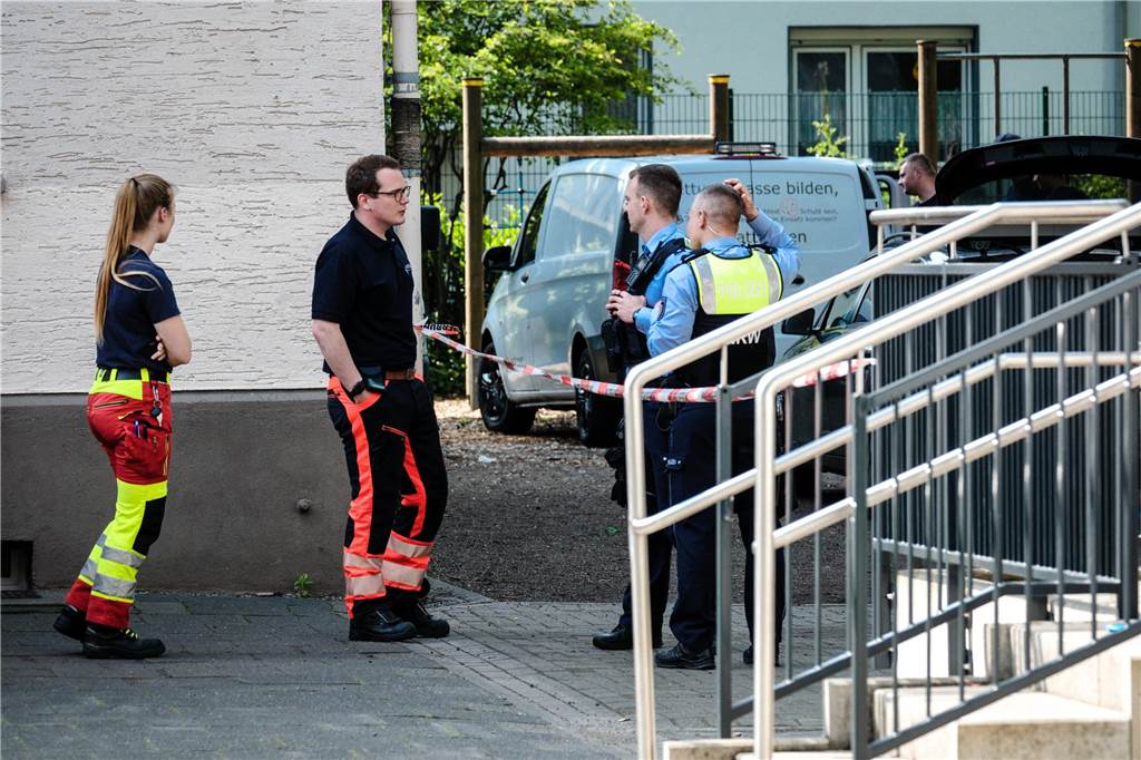 Die Polizei sicherte nach dem Leichenfund in Recklinghausen den Schulhof. Auch Sanitäter waren vor Ort an der Marienschule.